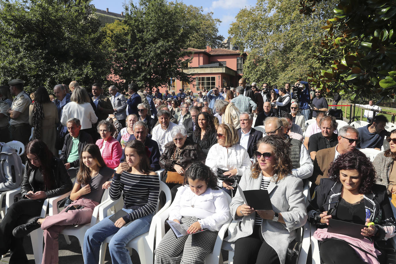 Quini, eterno en El Molinón: las imágenes de la inauguración de la escultura en Gijón