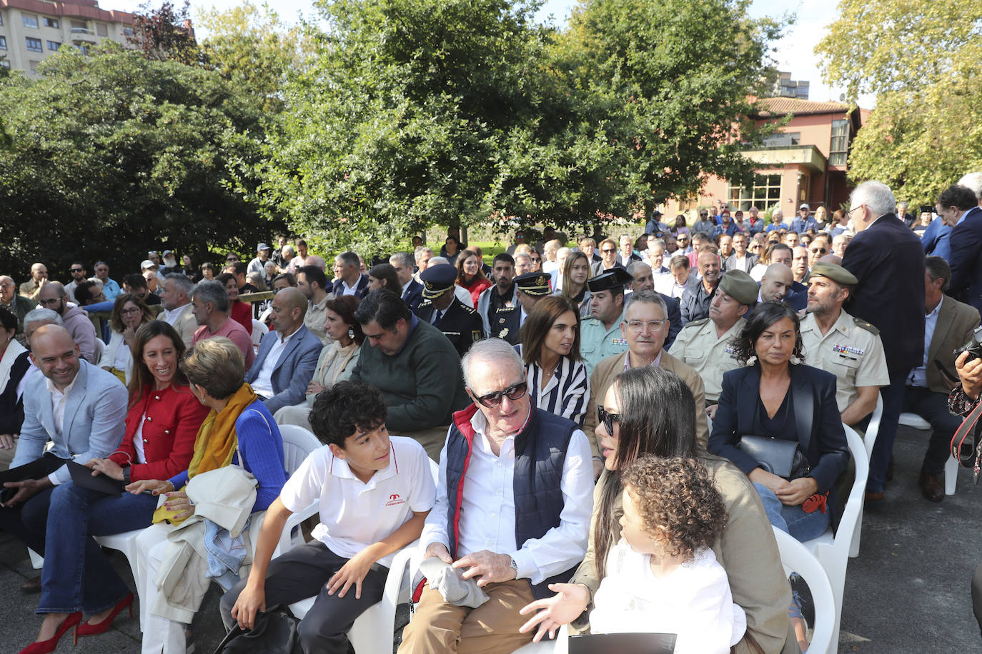 Quini, eterno en El Molinón: las imágenes de la inauguración de la escultura en Gijón