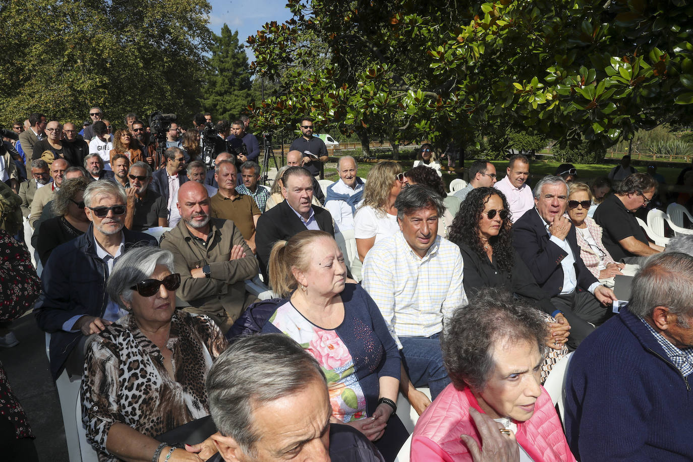 Quini, eterno en El Molinón: las imágenes de la inauguración de la escultura en Gijón