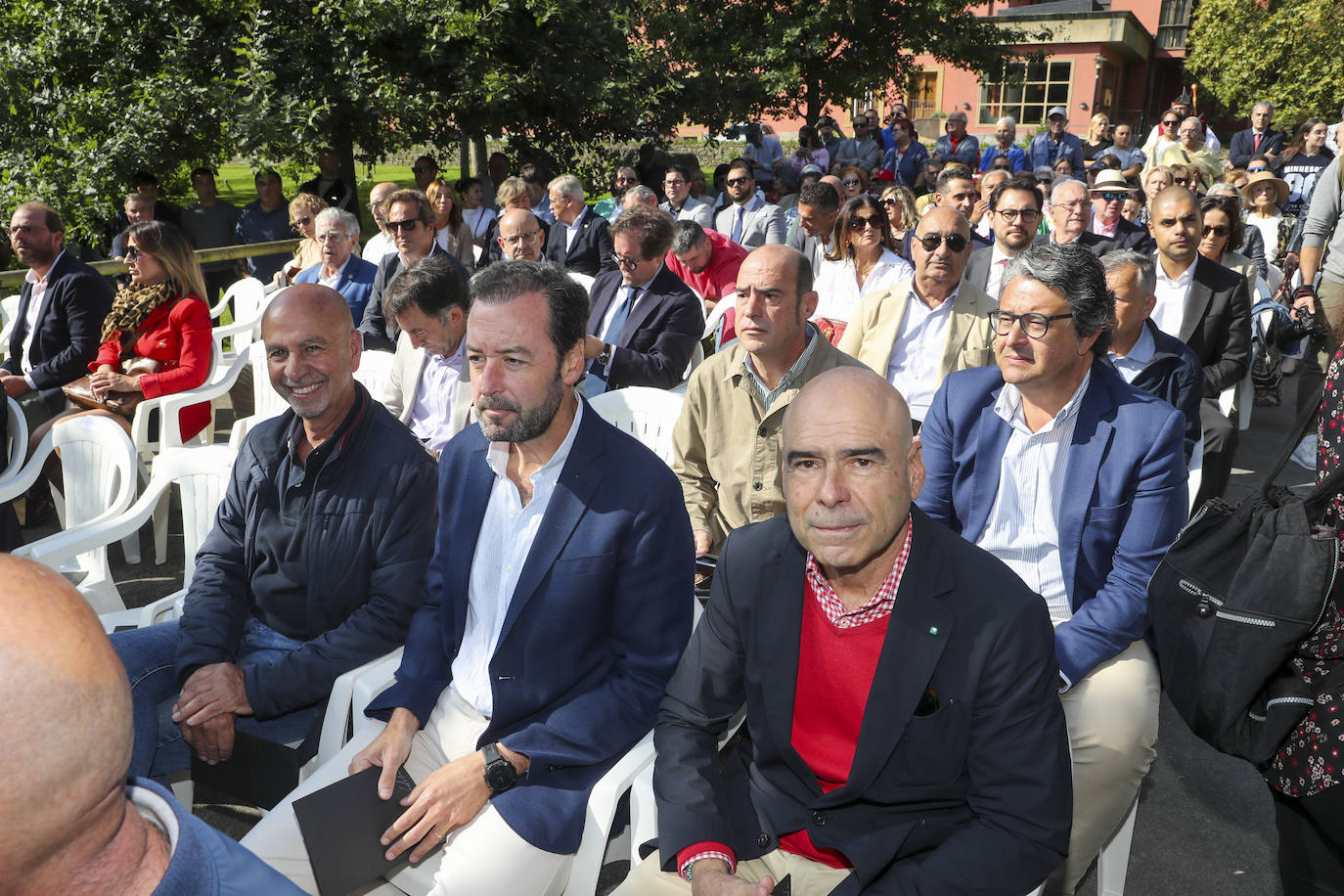 Quini, eterno en El Molinón: las imágenes de la inauguración de la escultura en Gijón