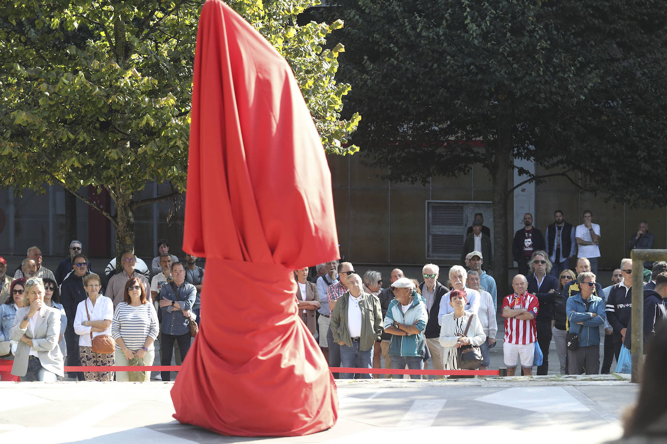 Quini, eterno en El Molinón: las imágenes de la inauguración de la escultura en Gijón