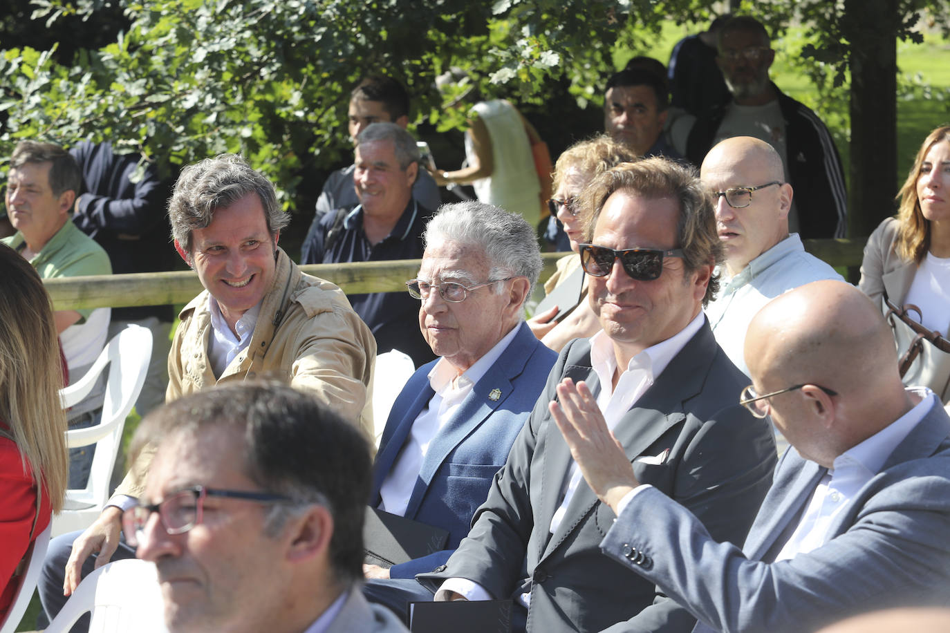 Quini, eterno en El Molinón: las imágenes de la inauguración de la escultura en Gijón