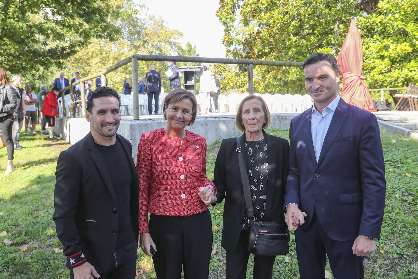 Quini, eterno en El Molinón: las imágenes de la inauguración de la escultura en Gijón