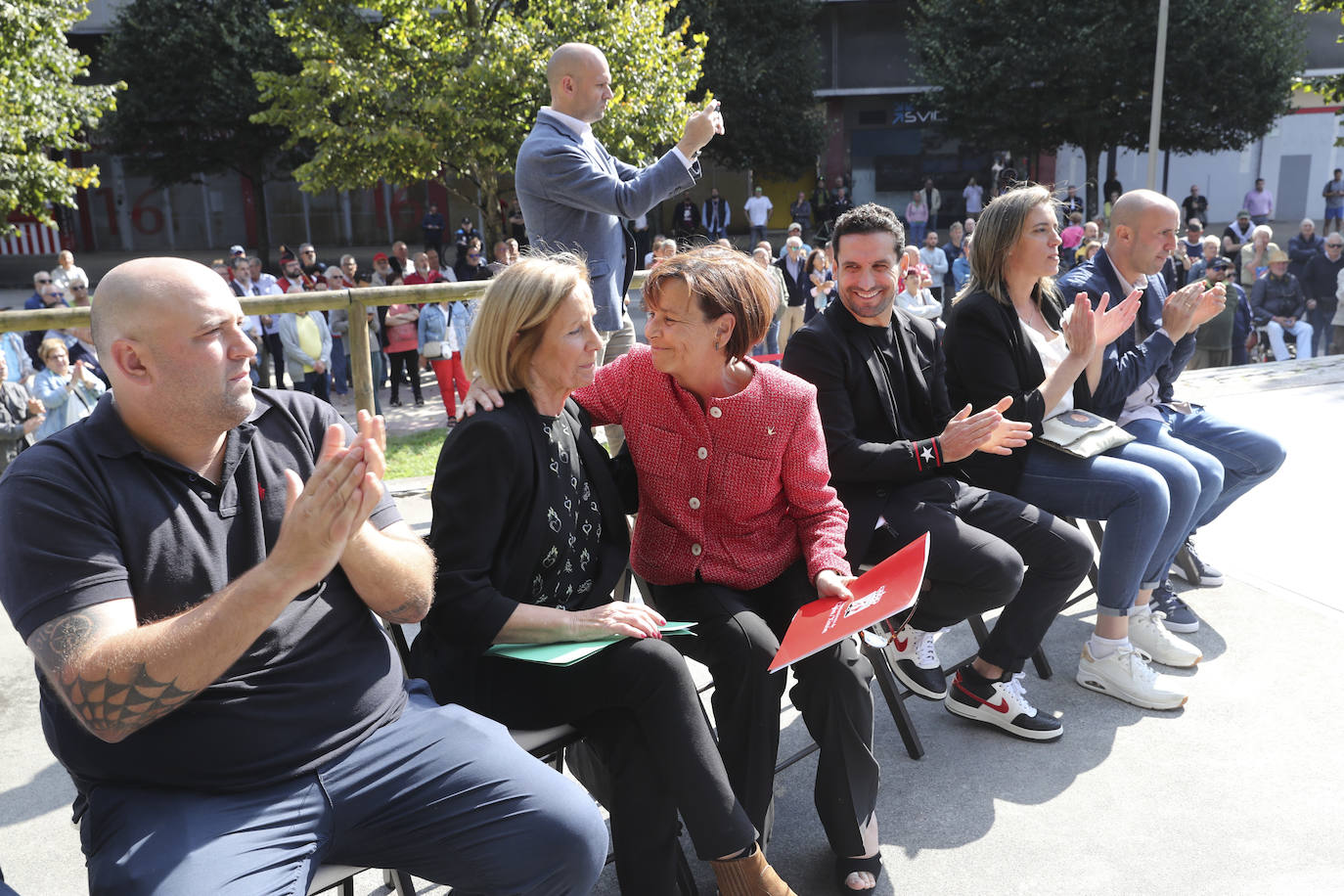 Quini, eterno en El Molinón: las imágenes de la inauguración de la escultura en Gijón