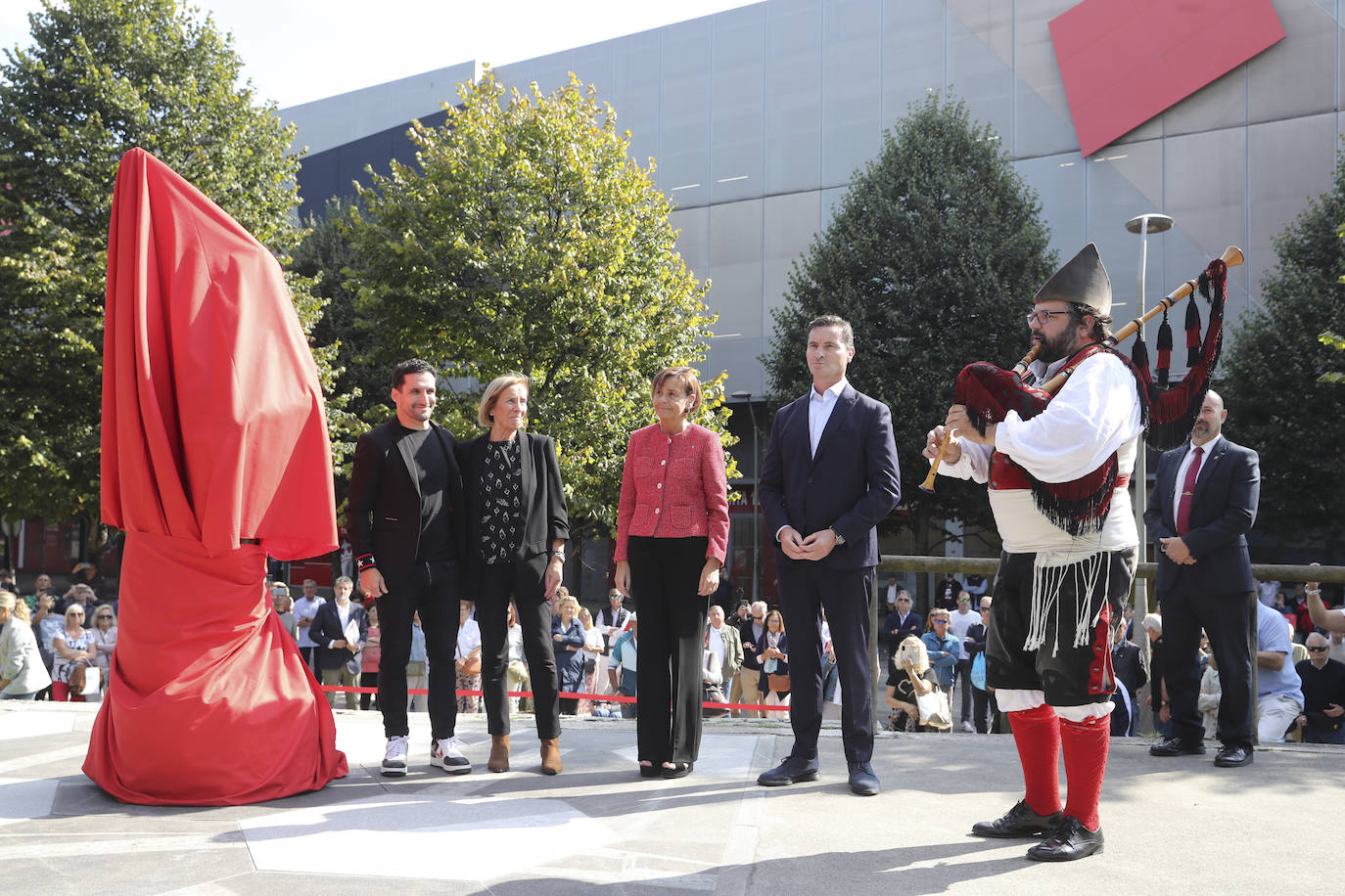 Quini, eterno en El Molinón: las imágenes de la inauguración de la escultura en Gijón