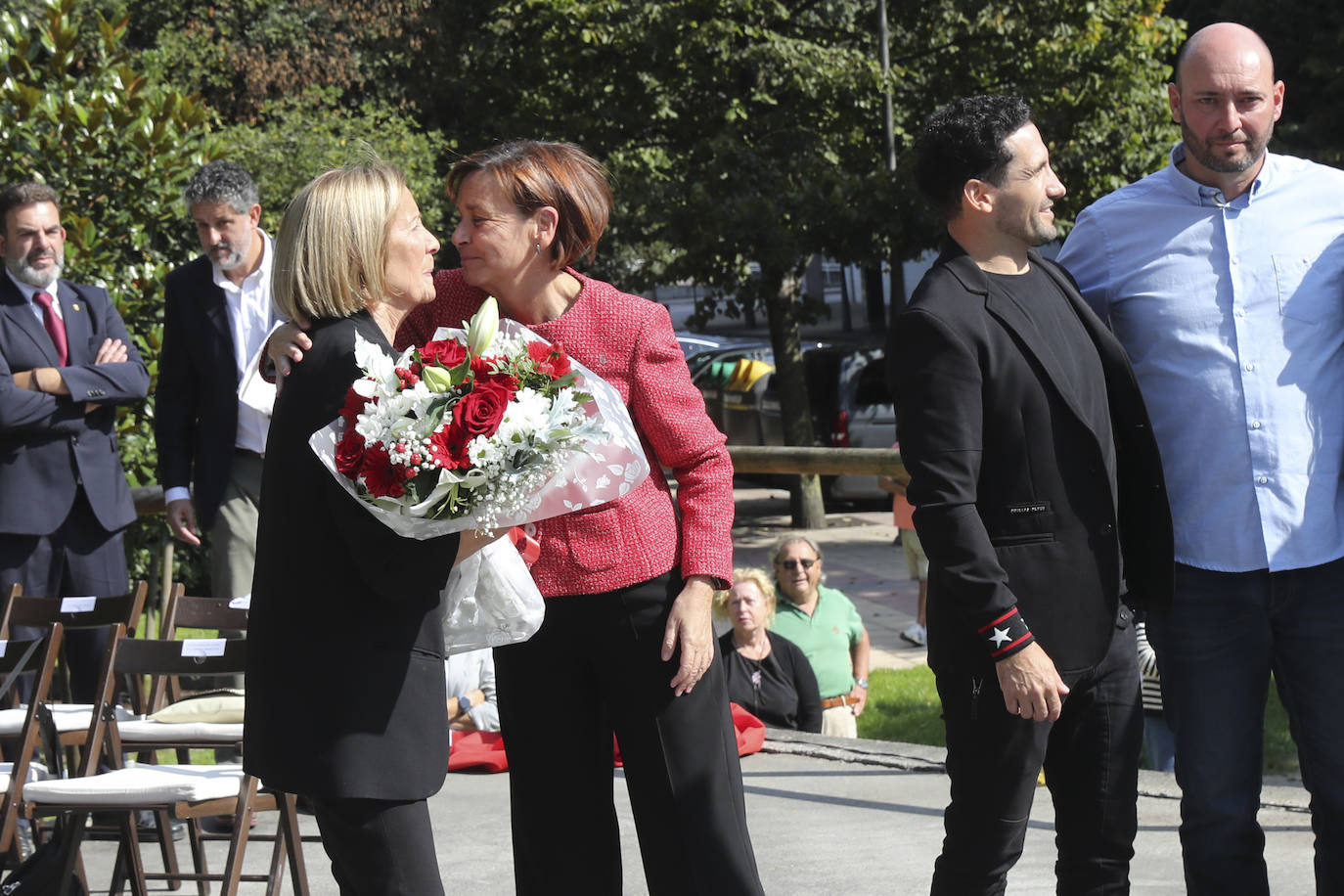 Quini, eterno en El Molinón: las imágenes de la inauguración de la escultura en Gijón