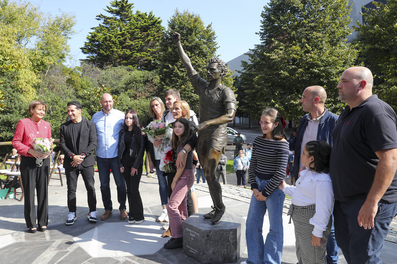 Quini, eterno en El Molinón: las imágenes de la inauguración de la escultura en Gijón