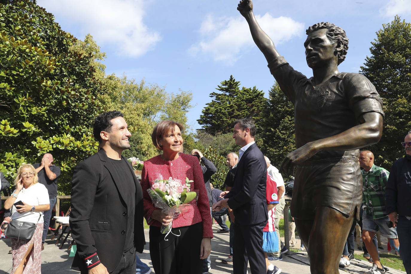 Quini, eterno en El Molinón: las imágenes de la inauguración de la escultura en Gijón