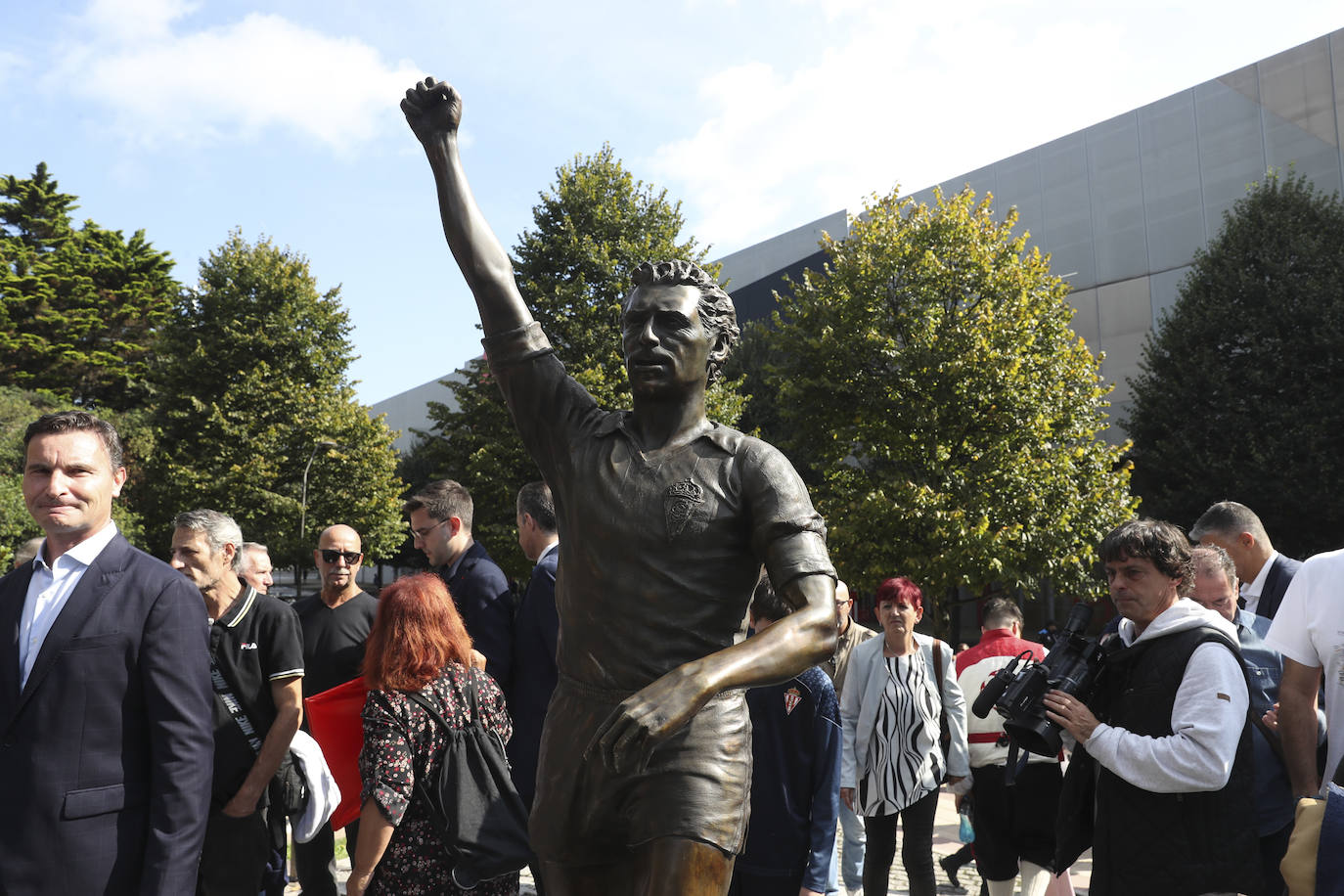 Quini, eterno en El Molinón: las imágenes de la inauguración de la escultura en Gijón