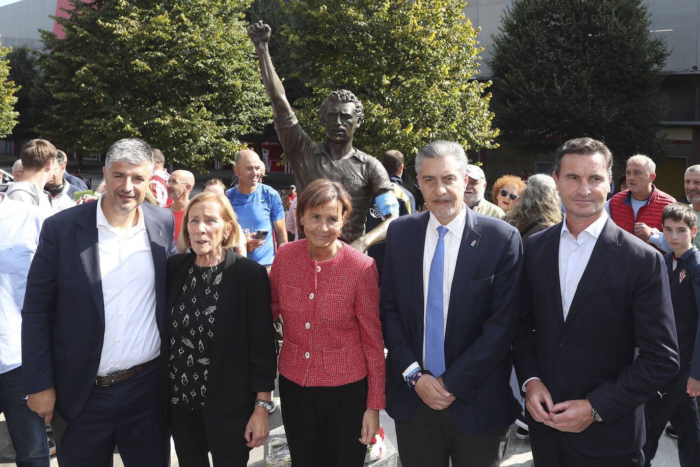 Quini, eterno en El Molinón: las imágenes de la inauguración de la escultura en Gijón