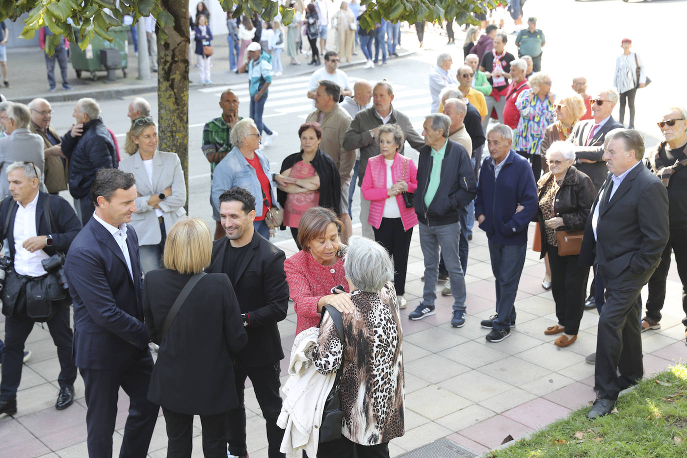 Quini, eterno en El Molinón: las imágenes de la inauguración de la escultura en Gijón