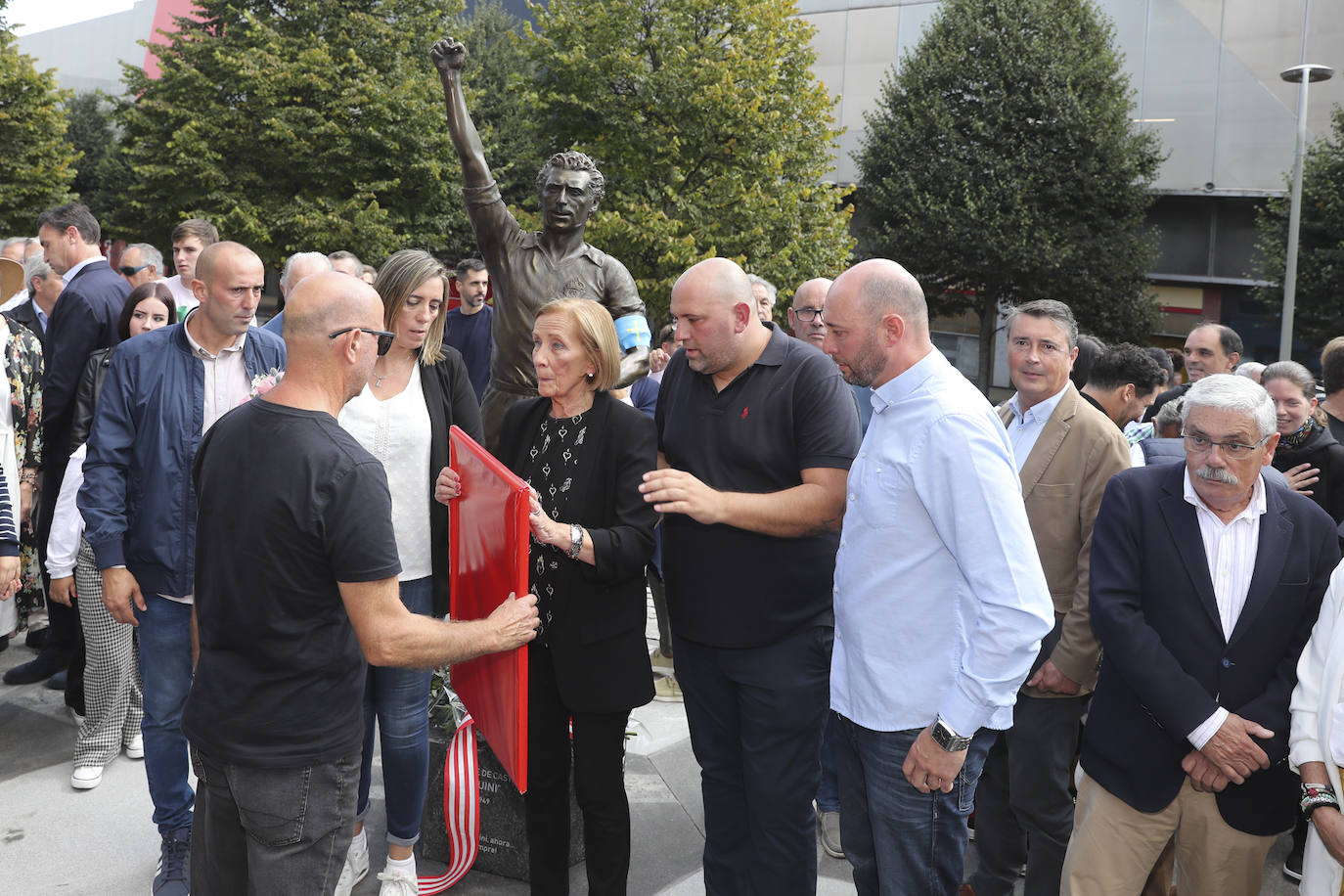 Quini, eterno en El Molinón: las imágenes de la inauguración de la escultura en Gijón