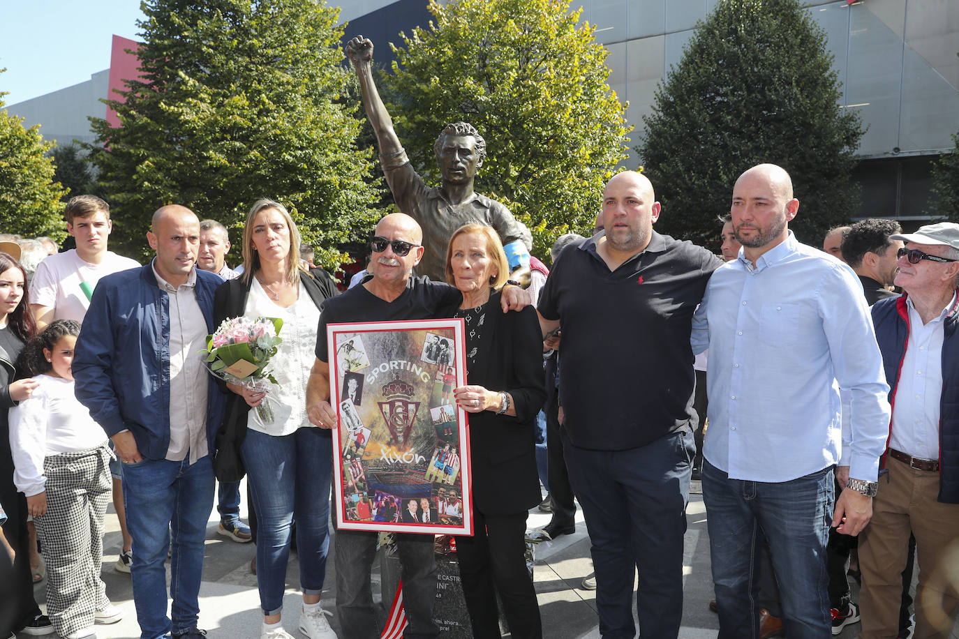 Quini, eterno en El Molinón: las imágenes de la inauguración de la escultura en Gijón