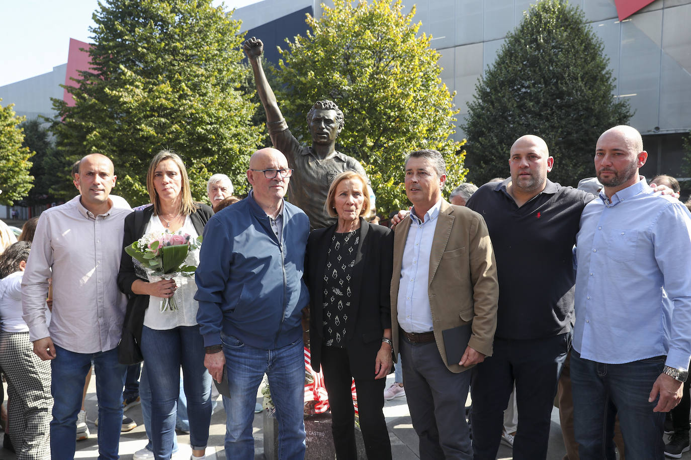 Quini, eterno en El Molinón: las imágenes de la inauguración de la escultura en Gijón