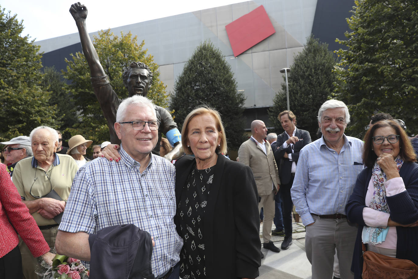 Quini, eterno en El Molinón: las imágenes de la inauguración de la escultura en Gijón