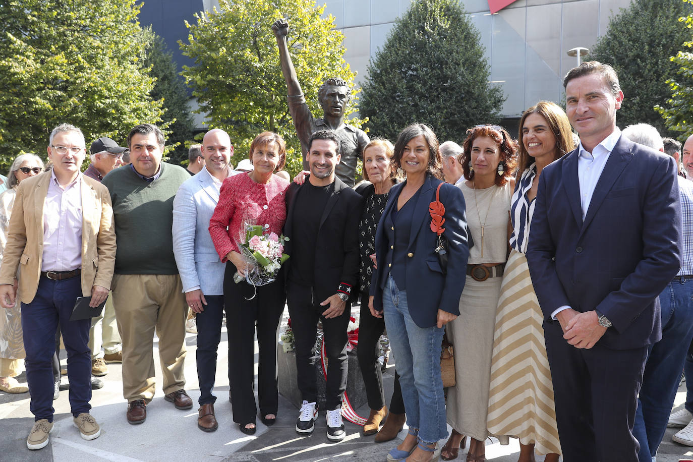 Quini, eterno en El Molinón: las imágenes de la inauguración de la escultura en Gijón