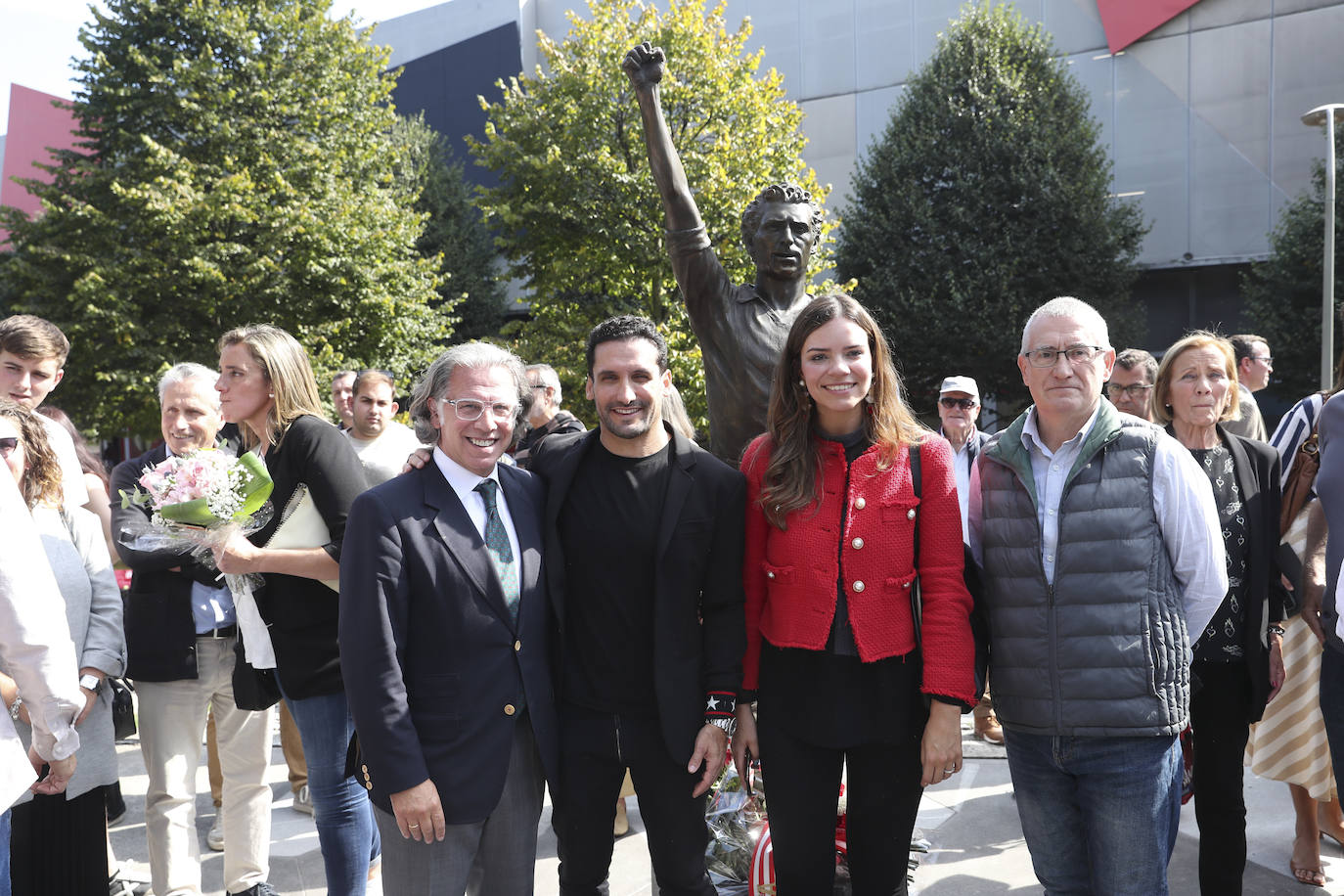 Quini, eterno en El Molinón: las imágenes de la inauguración de la escultura en Gijón