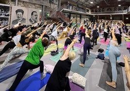 Una de las clases del Candás Yoga Fest en la Antigua Fábrica de Ortiz.