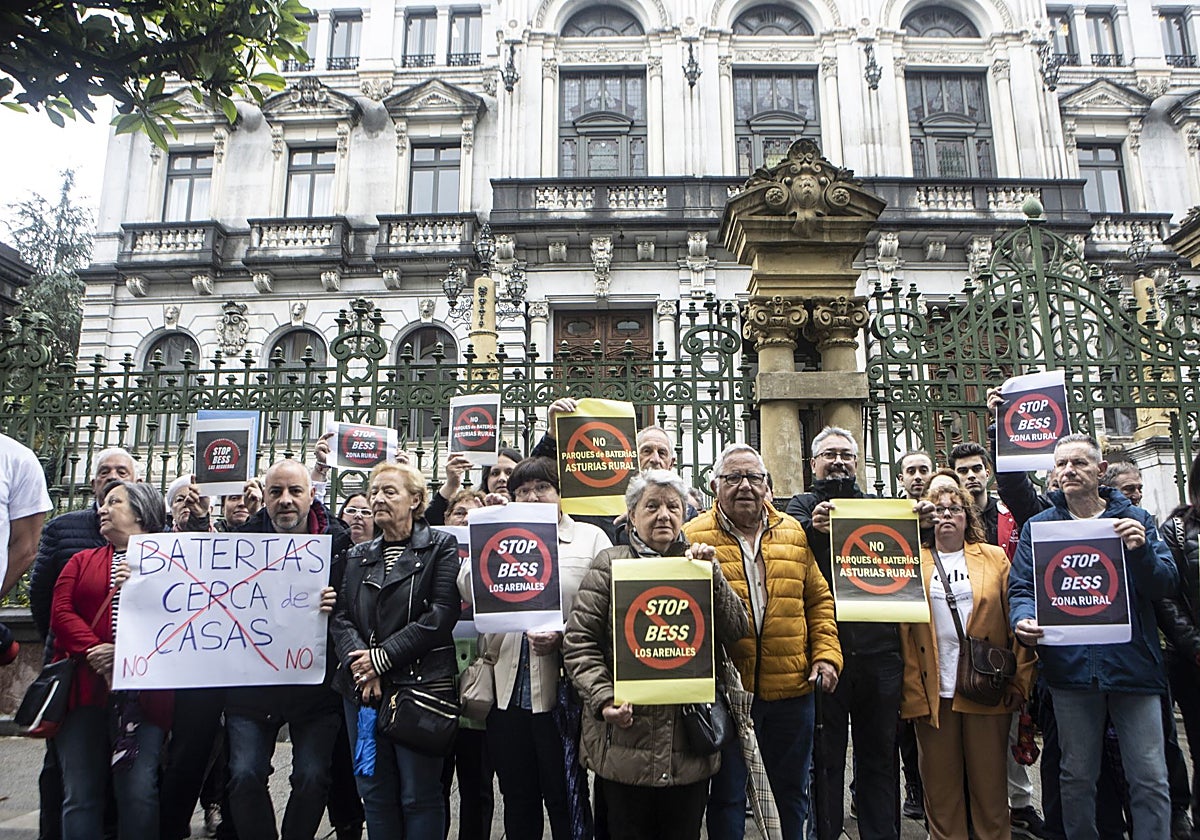 Una de las concentraciones de vecinos contra los parques de baterías, en Oviedo.