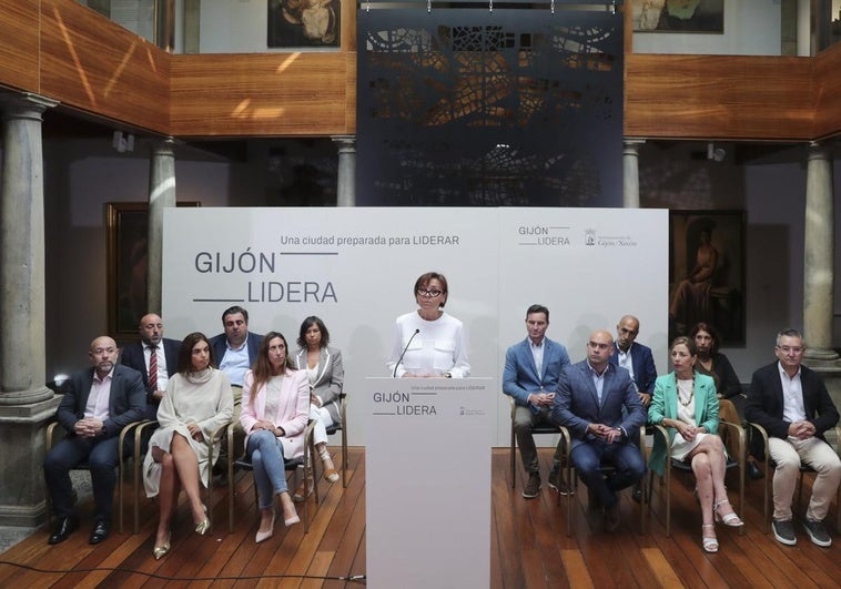 Intervención de Moriyón con el grueso del equipo de gobierno. En primera fila, de izda a dcha, Rodrigo Pintueles, María Mitre, Ángela Pumariega, Jesús Martínez Salvador, Ángeles Fernández-Ahúja y Gilberto Villoria; y en segunda, Guzmán Pendás, Pelayo Barcia, Montserrat López Moro, Jorge González-Palacios, Óliver Suárez y Nuria Bravo (solo faltó Jorge Pañeda por asuntos personales ).