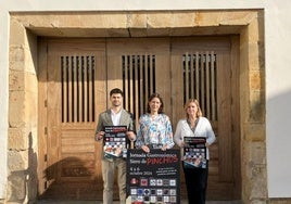 Pedro Fernández, de la empresa organizadora; la edil Patricia Antuña, y Amelia Areces, del servicio de Promoción Económica de Siero.