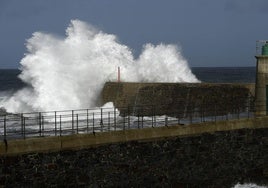 Oleaje intenso en las rompeolas de la bocana del puerto de Viavélez, en El Franco.