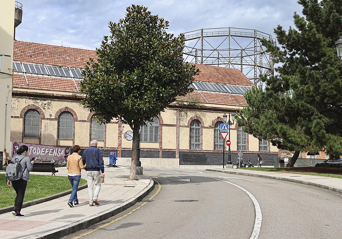 La nave de la Popular Ovetense con el gasómetro de la Fábrica de Gas de fondo.