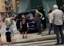 El coche empotrado contra la peluquería canina en la esquina de las calles Eulalia Álvarez y Leoncio Suárez, en El Llano.