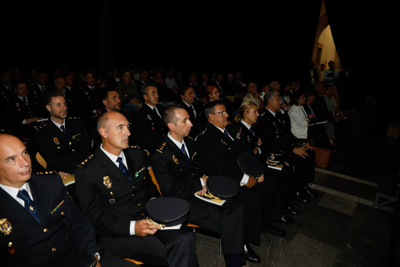 La historia del cuerpo de la Policía Nacional en Asturias, recopilada en 200 páginas