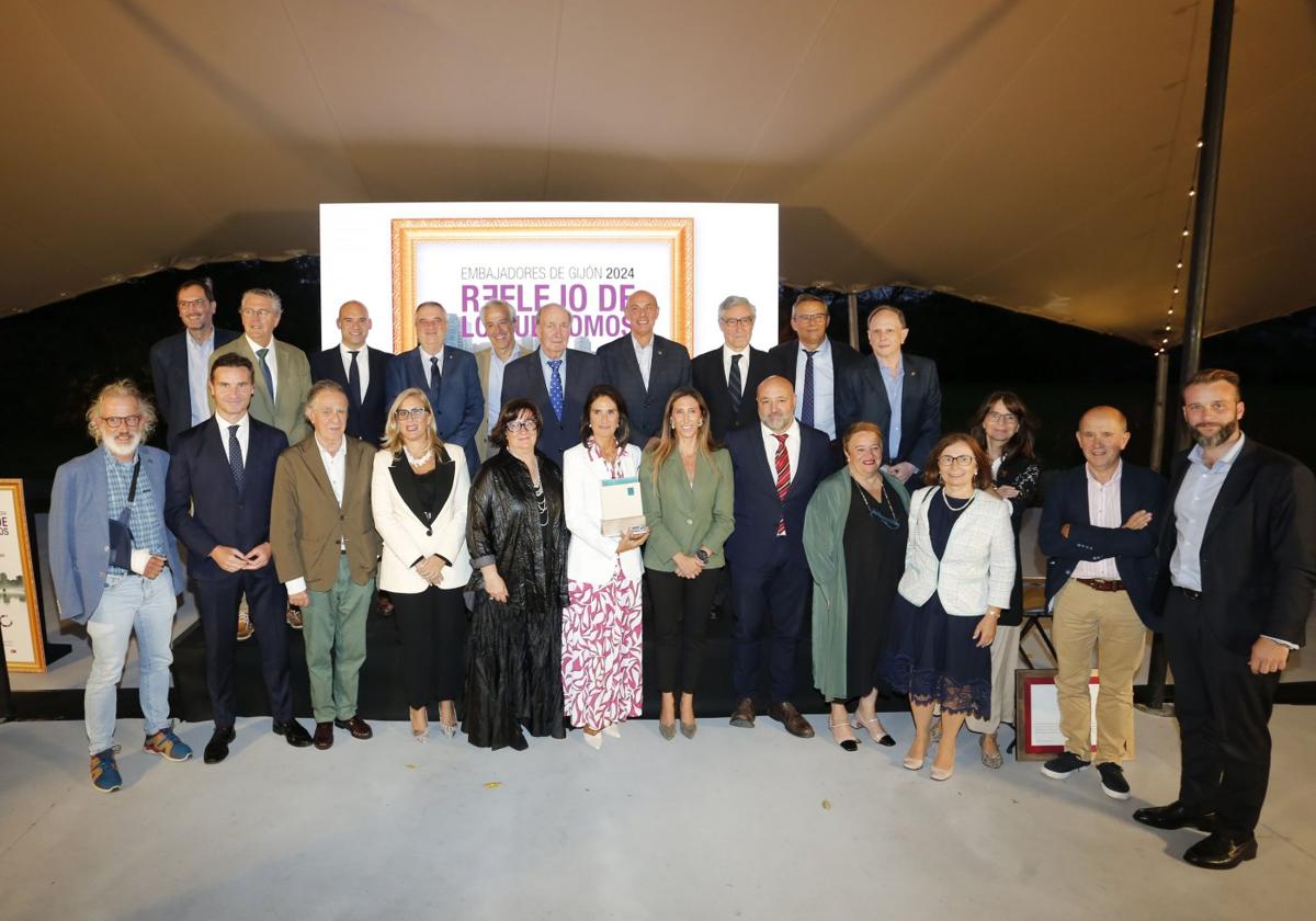 Belén Aguirrezabalaga, en el centro, junto al resto de embajadores y representantes políticos, en la finca Villa María.