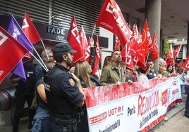 Concentración sindical frente a la sede de Fade para reclamar la reducción de jornada.