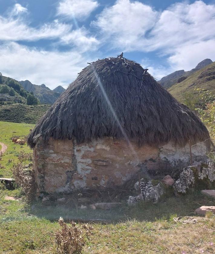 Imagen secundaria 2 - Canal de bajada de las Morteras/ sendero Veneiru/ teito junto al que enlaza el PR AS 15 de vuelta a Valle del Lago