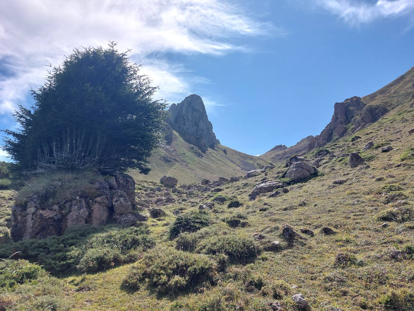 Imagen principal - Canal de bajada de las Morteras/ sendero Veneiru/ teito junto al que enlaza el PR AS 15 de vuelta a Valle del Lago