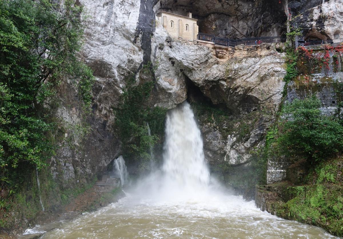 La borrasca Aitor obliga a cerrar la basílica de Covadonga