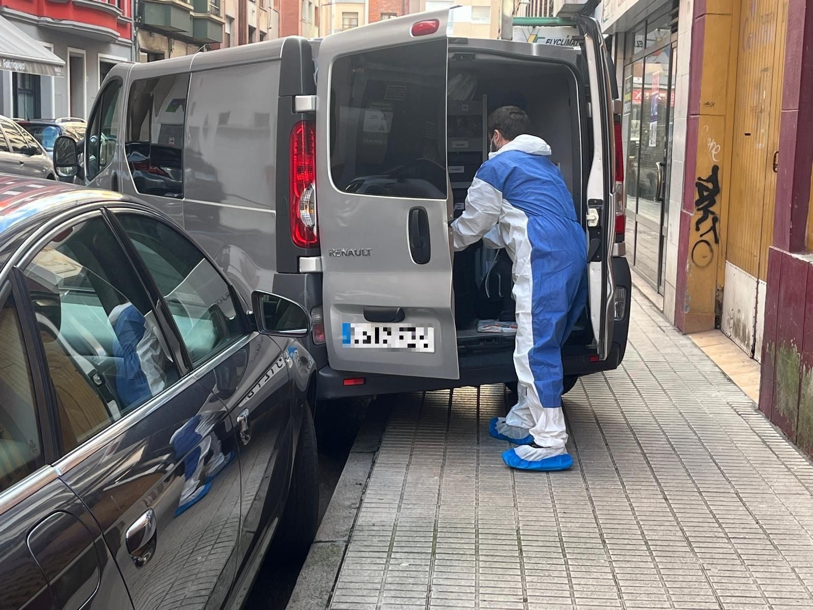 Hallan muerto a puñaladas a un hombre en un piso de Gijón