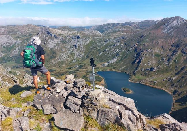 Cumbre del pico Morteras, con magnificas visiones hacia el Lago del Valle y todo el paisaje que lo rodea