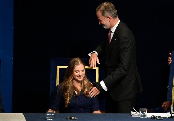 El rey Felipe VI toca el hombro de la Princesa de Asturias durante los Premios de 2023.