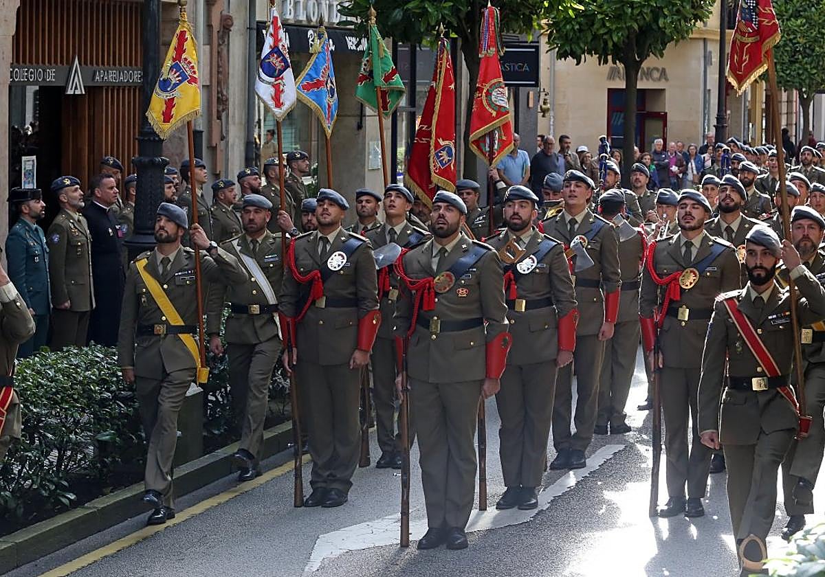 Los soldados del regimiento Príncipe Felipe número 3 en el homenaje a cabo Noval.