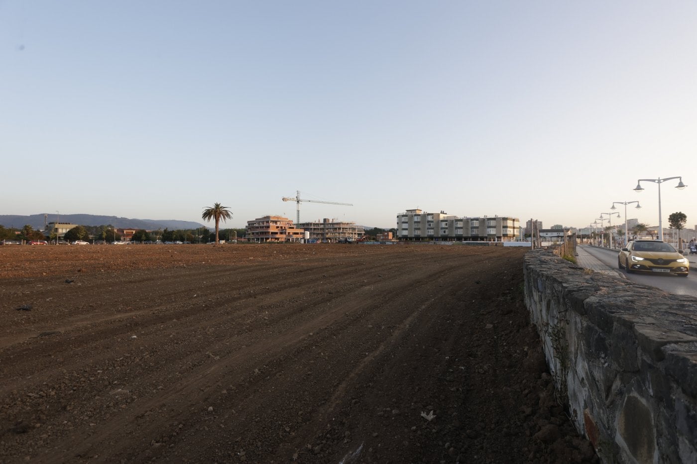 Explanación del terreno el pasado mes de agosto en unas de las dos parcelasque formarán parte de la futura 'playa verde' de la zona de El Rinconín .