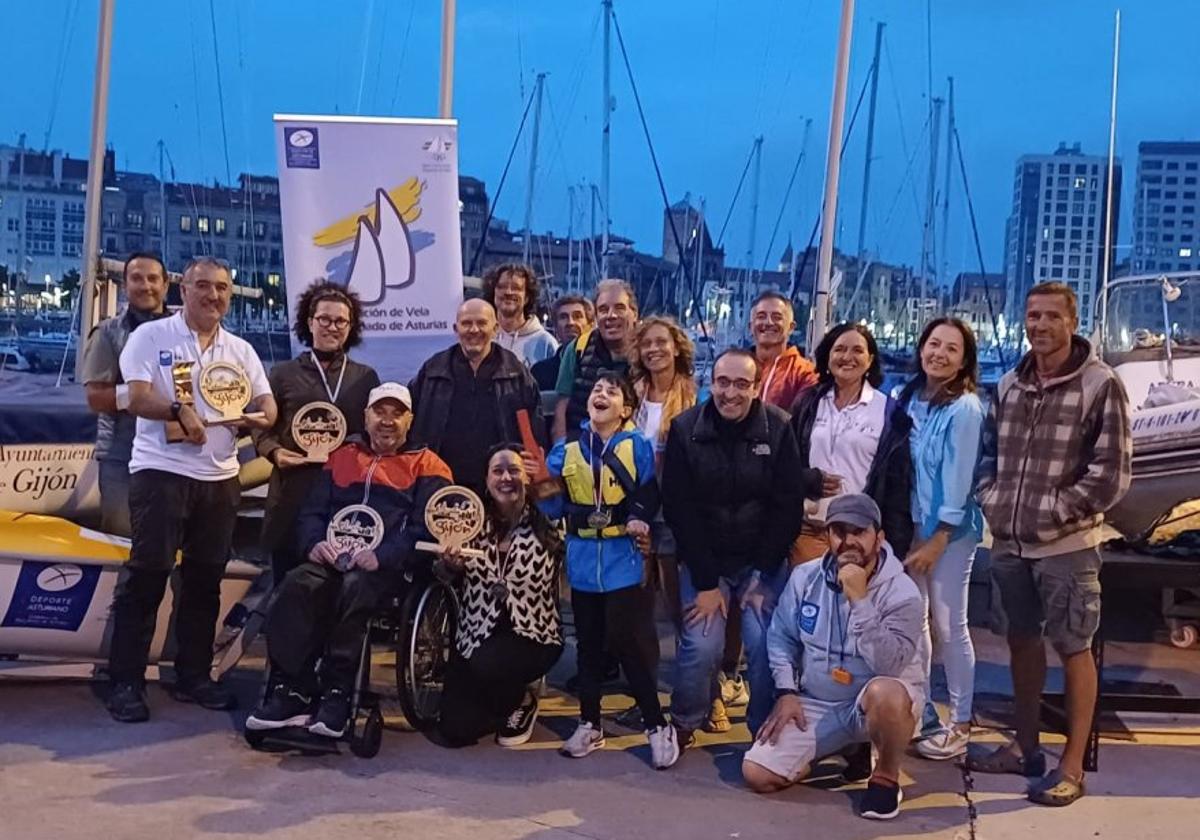 Participantes en la Copa de Vela Adaptada de Gijón, la última prueba del Campeonato de Asturias de esta modalidad deportiva.