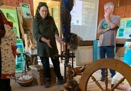 Bea Arias, de O Fiadeiro, y Severino García, ante un telar.