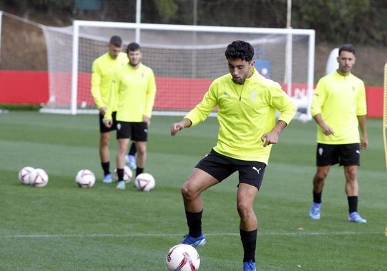 Marti, extremo del filial, participó ayer en el entrenamiento del primer equipo.