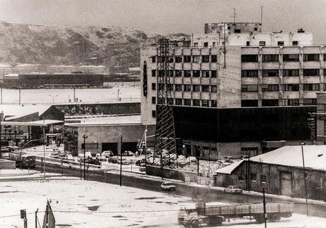 Casa del Mar y fábrica de La Casera a la izquierda sobre el pedrero del Arbeyal. Fecha: enero de 1987. Foto César.