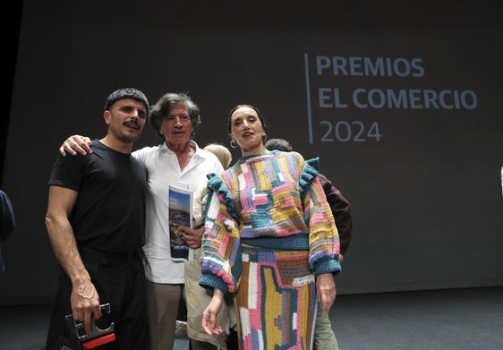 Rodrigo Cuevas, Carlos López Otín y Luz Casal, tras la gala de los Premios de EL COMERCIO.