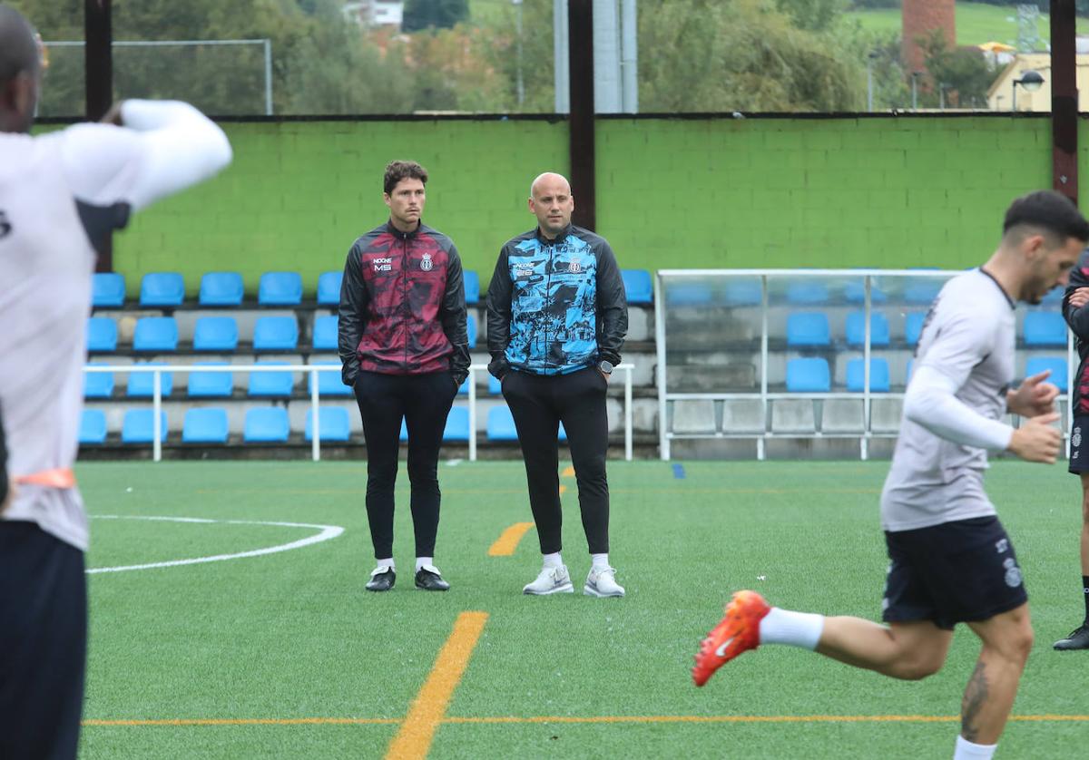 Javi Rozada y su ayundante Miguel Méndez, en un entrenamiento esta semana en La Toba