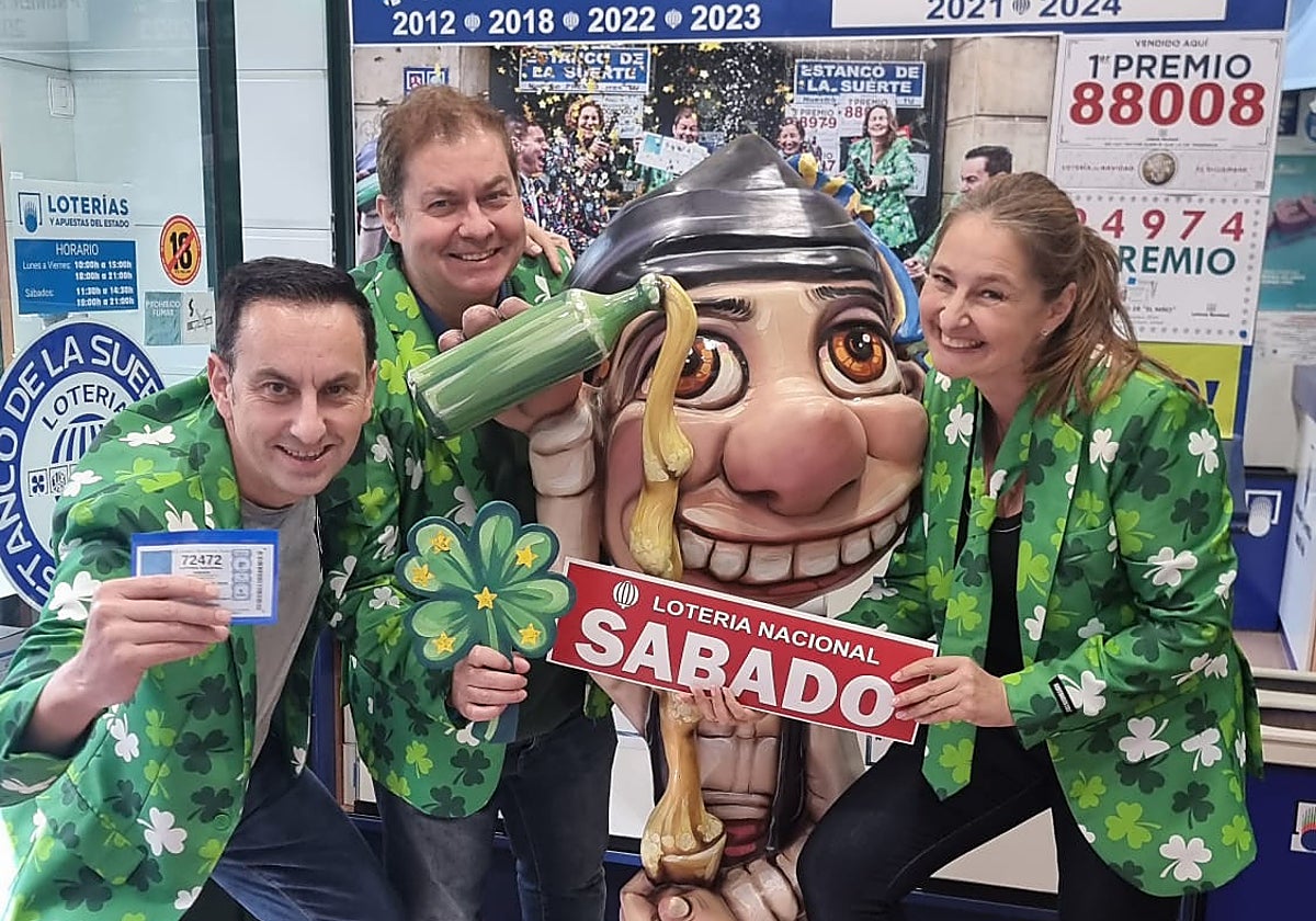 Los hermanos Acebal celebrando el premio.