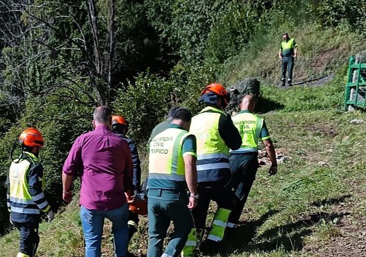 Agentes de la Guardia Civil, u Bomberos, en la zona del Suceso.