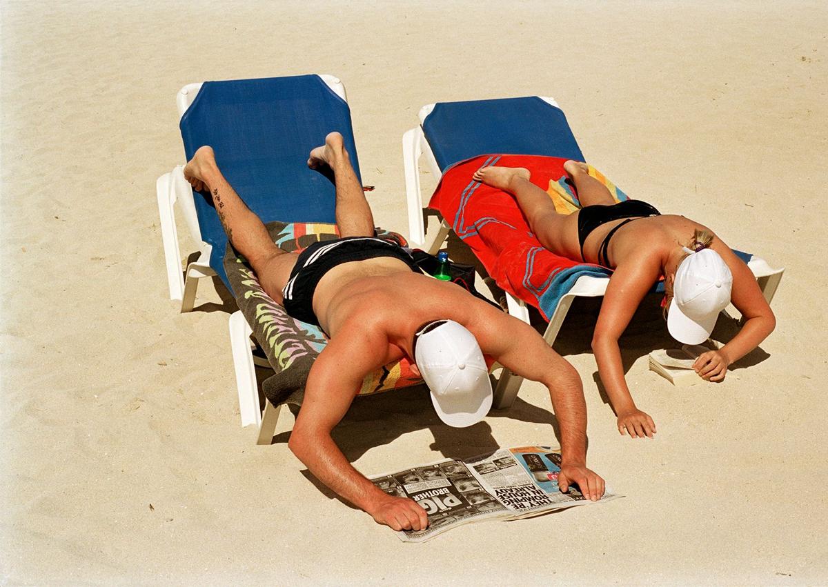 Imagen secundaria 1 - 1) Dos turistas en Magaluf en el año 2003. 2) La Sagrada Familia, 1959.
