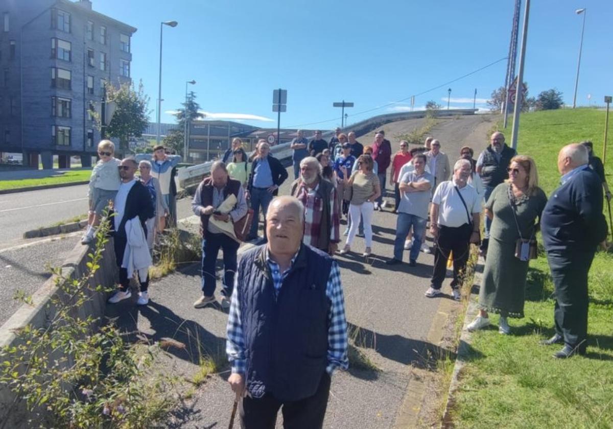 Los vecinos, ayer, durante la concentración celebrada al mediodía en el viejo enlace.