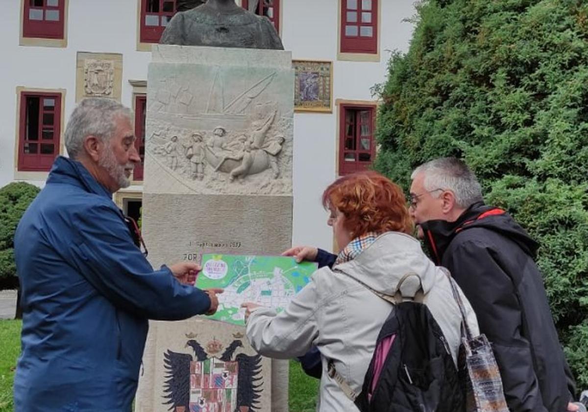 Unos turistas consultan el mapa en pleno centro de Villaviciosa.